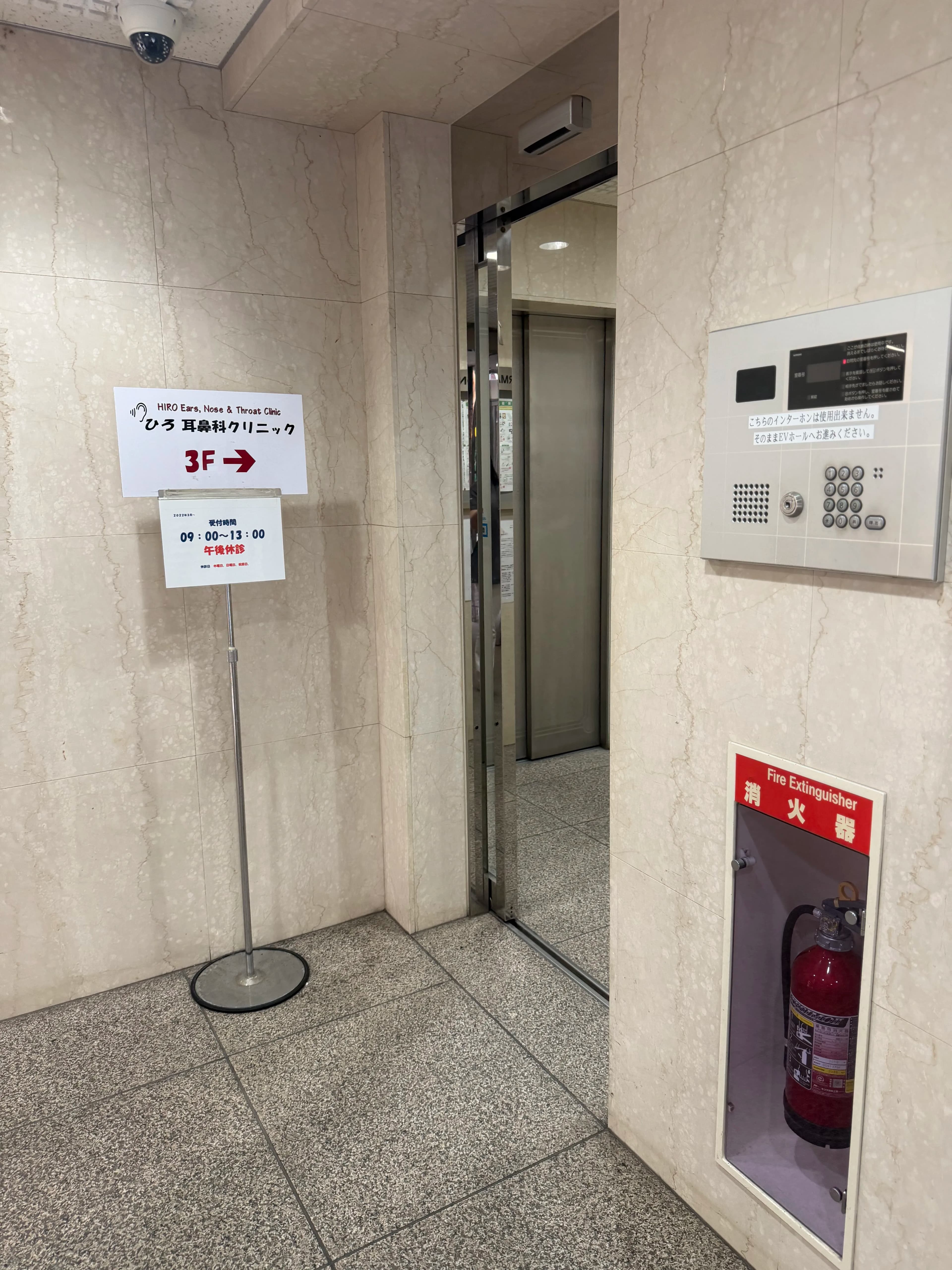 STEP 2 建物内に入り、エレベーター入口へ進みます