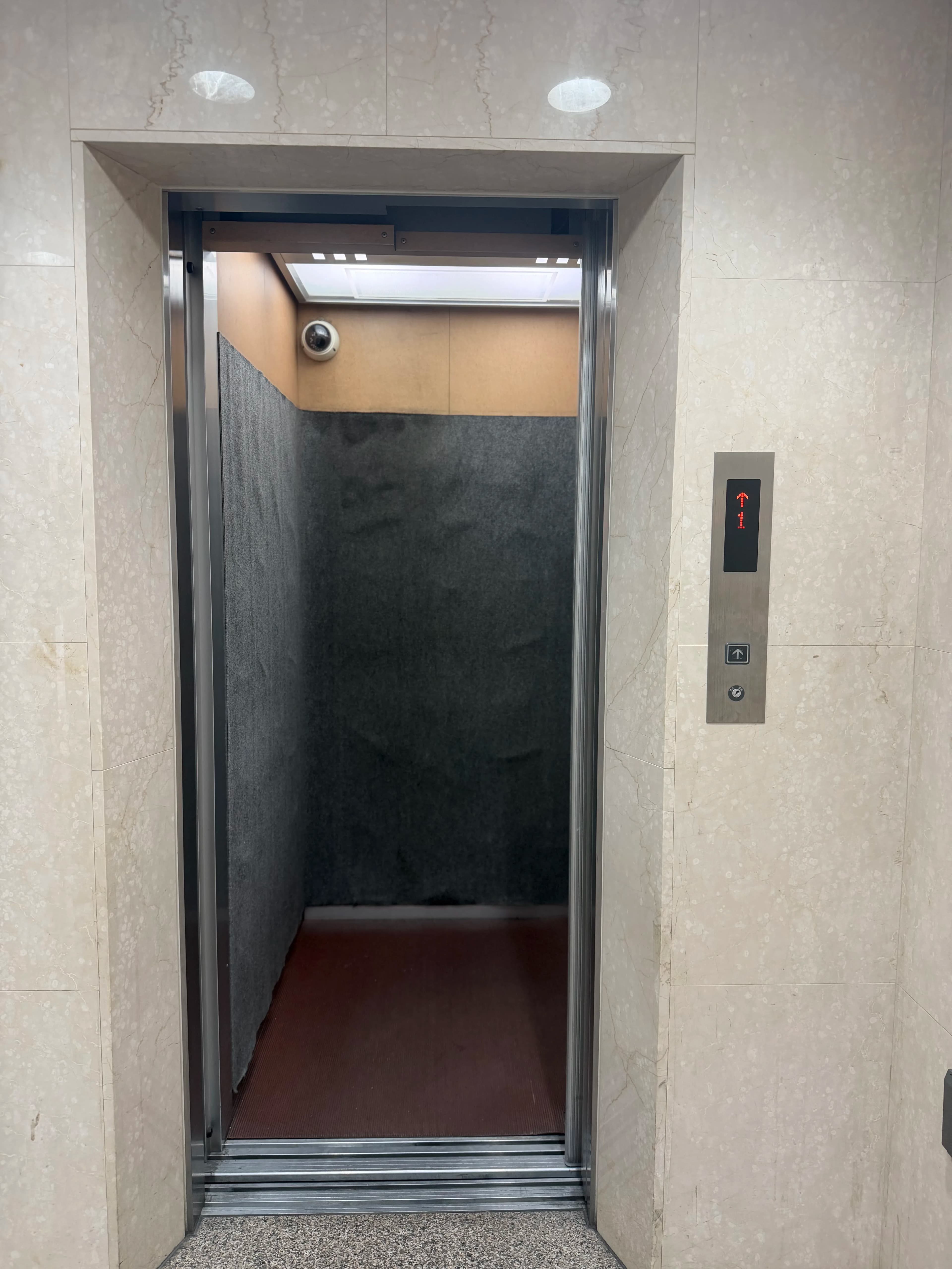 STEP 3 エレベーターで6階へお上がりください